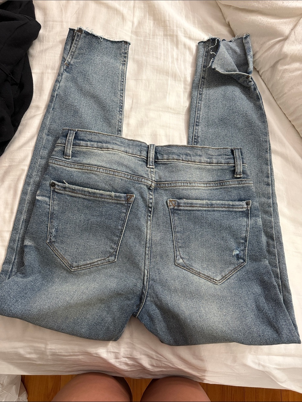 Kensie Light Blue Skinny Jeans with Subtle Distressing ankle slit size 8/29